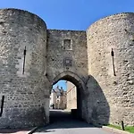 Au Pied Des Remparts Avec Place De Parking